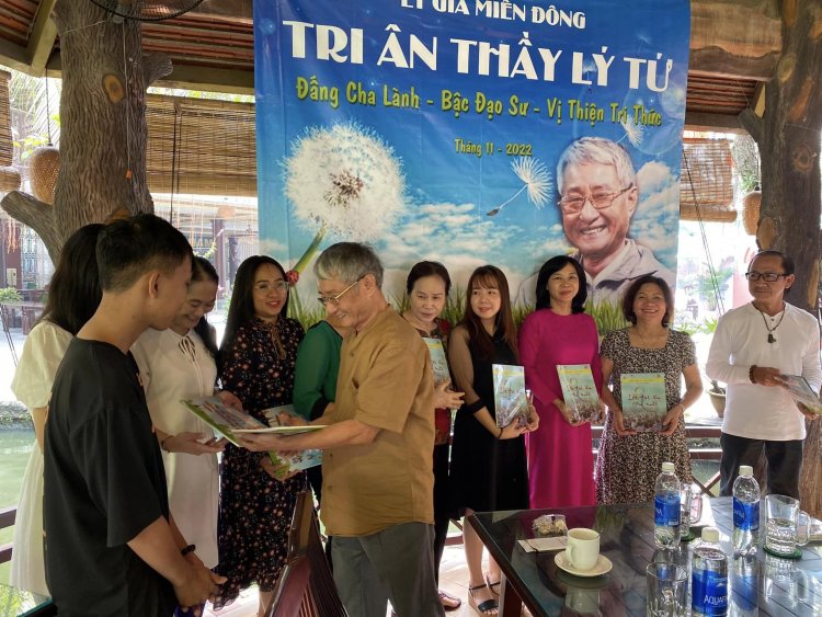 Tặng hoa và sách