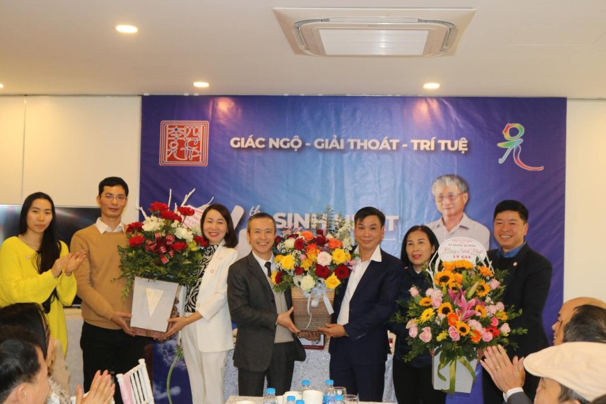 Bản Tin 10 Ngày Của Lý Gia: Một Người Suýt Đánh Mất Cuộc Đời Và Hành Trình 14 Năm Khai Sáng